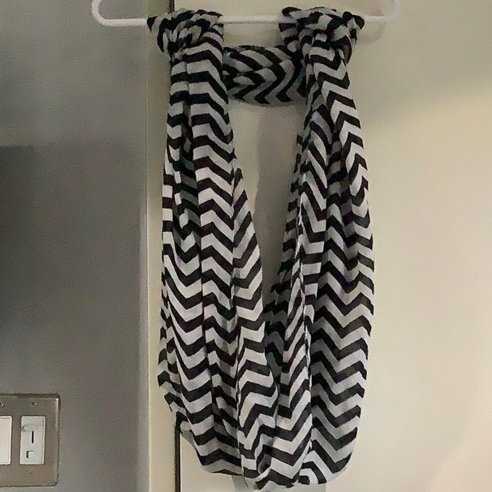 Black & white chevron scarf, no tags